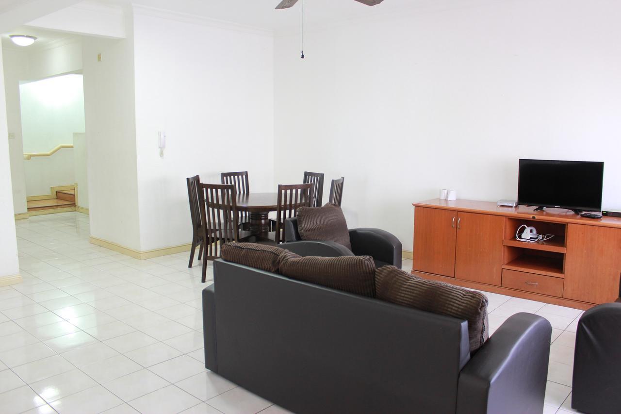 Вилла Marina Court, Kota Kinabalu, Sabah Экстерьер фото